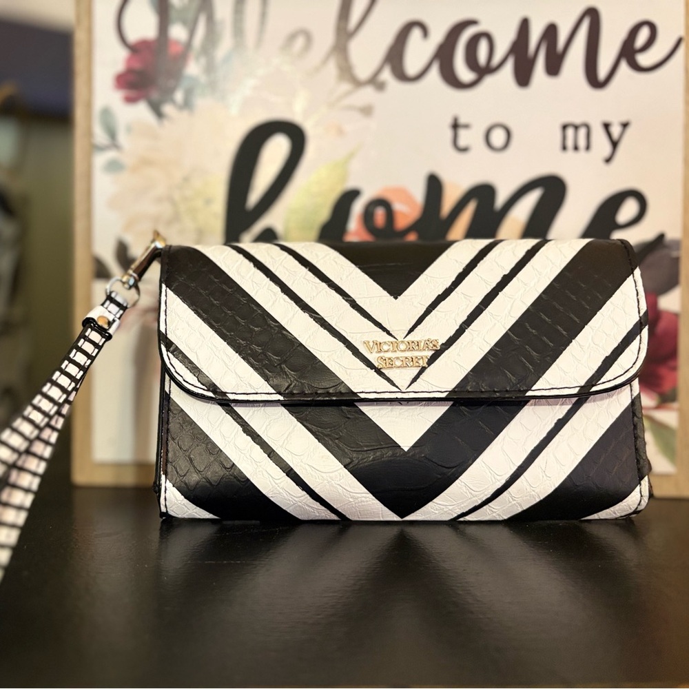 Victoria's Secret Chevron Black and White Clutch or wallet like new!